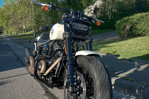 Harley-Davidson Fat Bob : chrome, peinture et moteur à nu