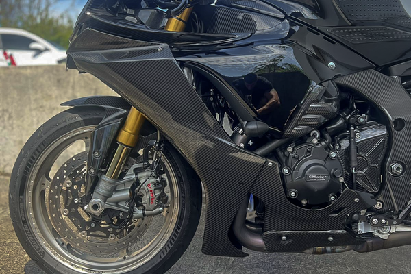 Yamaha R1 full carbone : un soin chirurgical