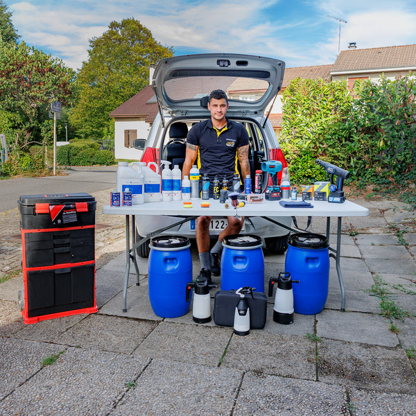 Atelier mobile Detailing Moto : cuve d'eau filtrée et produits professionnels